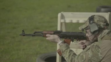 Tüfek atışı. Ağır çekim. Yakın plan..