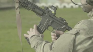 Tüfek atışı. Ağır çekim. Yakın plan..