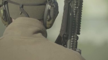 Tüfek atışı. Ağır çekim. Yakın plan..