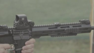 Tüfek atışı. Ağır çekim. Yakın plan..