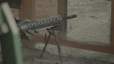 Tüfek atışı. Ağır çekim. Yakın plan..