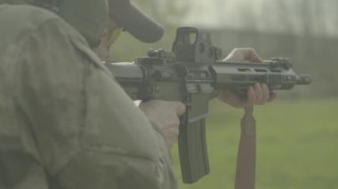 Tüfek atışı. Ağır çekim. Yakın plan..