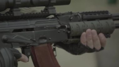 Tüfek atışı. Ağır çekim. Yakın plan..