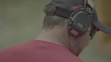 Tüfek atışı. Ağır çekim. Yakın plan..