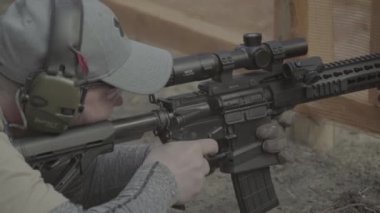 Tüfek atışı. Ağır çekim. Yakın plan..