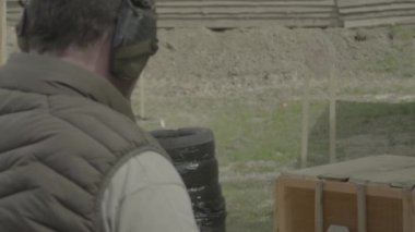 Tüfek atışı. Ağır çekim. Yakın plan..