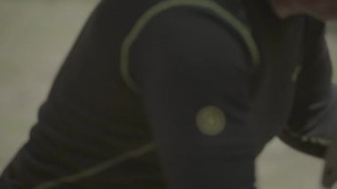 Tüfek atışı. Ağır çekim. Yakın plan..