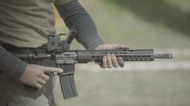 Tüfek atışı. Ağır çekim. Yakın plan..