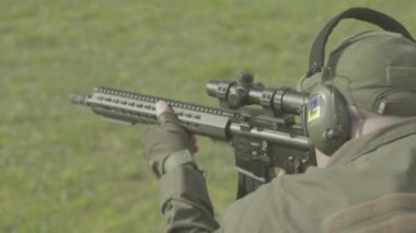 Tüfek atışı. Ağır çekim. Yakın plan..