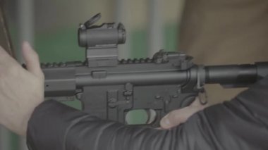 Tüfek atışı. Ağır çekim. Yakın plan..