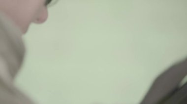 Tüfek atışı. Ağır çekim. Yakın plan..