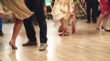 Tango dansçıları dans ederken dans ederler.
