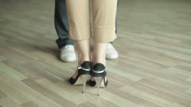 Tango dansçıları dans ederken dans ederler.