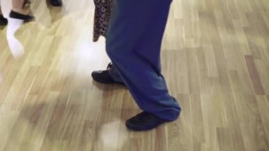 Tango dansçıları dans ederken dans ederler.
