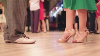 Tango dansçıları dans ederken dans ederler.
