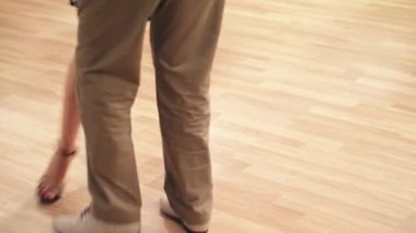 Tango dansçıları dans ederken dans ederler.