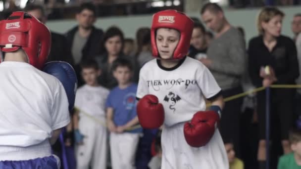 Kickboxing. La pelea en el ring. Competencia. Kiev. Ucrania. Movimiento lento — Vídeos de Stock