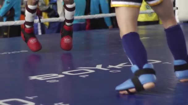 Kickboksen. Kickbokser benen tijdens het gevecht. Voeten. Langzame beweging — Stockvideo