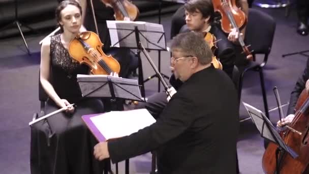 De mannelijke man dirigent dirigeert het orkest. — Stockvideo