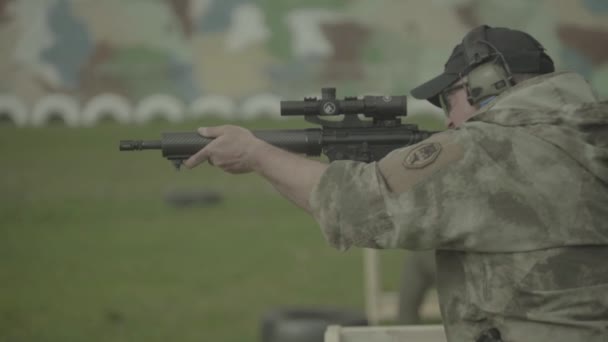 Disparos de rifles. En cámara lenta. Primer plano . — Vídeos de Stock