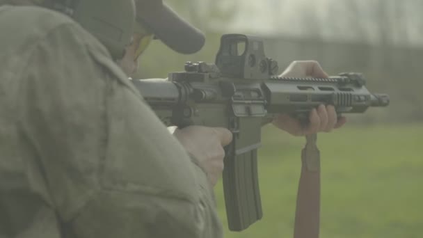 Disparos de rifles. En cámara lenta. Primer plano . — Vídeos de Stock