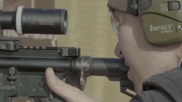 Rifle schieten. Langzame beweging. Close-up. — Stockvideo