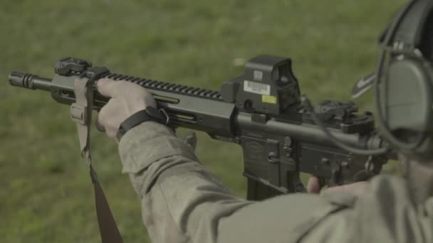 Rifle schieten. Langzame beweging. Close-up. — Stockvideo