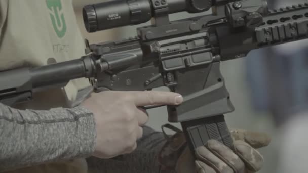 Rifle schieten. Langzame beweging. Close-up. — Stockvideo