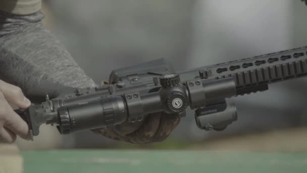 Rifle schieten. Langzame beweging. Close-up. — Stockvideo