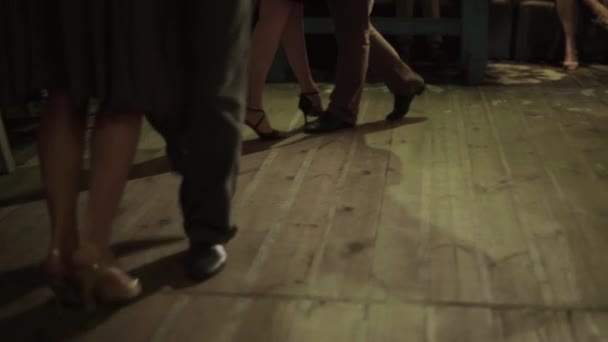 Tango dansare fötter medan du dansar närbild — Stockvideo