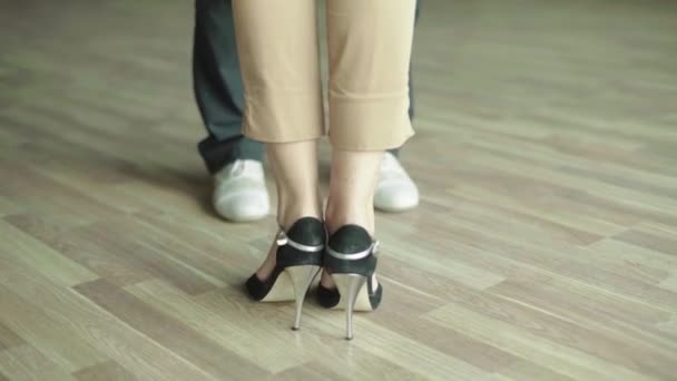 Tango tanečnice nohy při tanci zblízka — Stock video