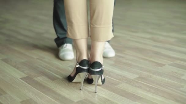 Tango dansers voeten tijdens het dansen close-up — Stockvideo