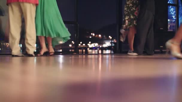 Bailarines de tango pies mientras bailan de cerca — Vídeos de Stock