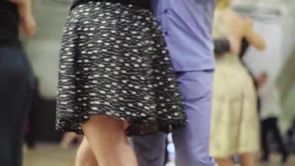 Tango dansers voeten tijdens het dansen close-up — Stockvideo
