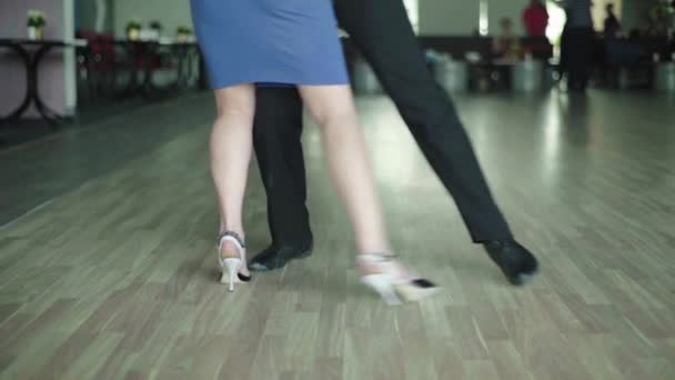 Tango dancers feet while dancing close-up — Stock Video