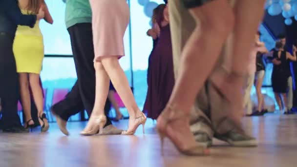 Bailarines de tango pies mientras bailan de cerca — Vídeo de stock