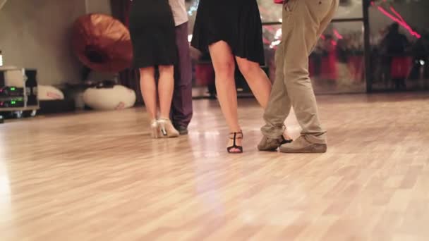 Танцовщицы танцуют ногами, танцуя крупным планом — стоковое видео