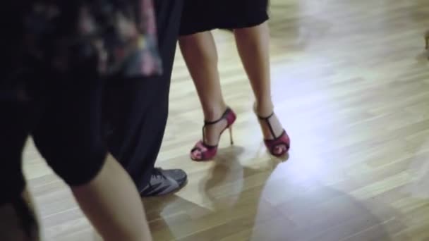 Tango ballerini piedi mentre ballano primo piano — Video Stock