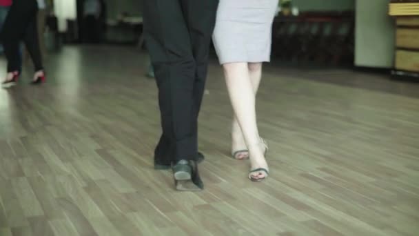 Tango dansçıları dans ederken dans ederler. — Stok video