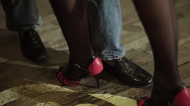 Tango dansers voeten tijdens het dansen close-up — Stockvideo