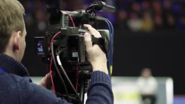 Güreş müsabakalarında kameraman. Yakın plan..