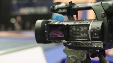 Güreş müsabakalarında kameraman. Yakın plan..