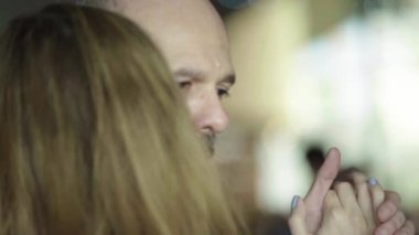 İnsanlar tango yapar. Ağır çekim. Kyiv. Ukrayna