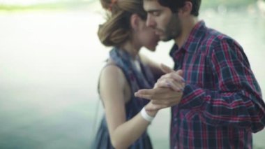 İnsanlar tango yapar. Ağır çekim. Kyiv. Ukrayna