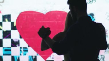 İnsanlar tango yapar. Ağır çekim. Kyiv. Ukrayna