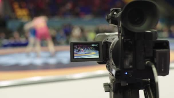 Cameraman com uma câmera em competições de wrestling. Close-up . — Vídeo de Stock