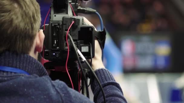 Cameraman with a camera in wrestling competitions. Close-up. — Stock Video