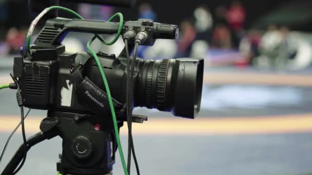 Cameraman with a camera in wrestling competitions. Close-up. — Stock Video