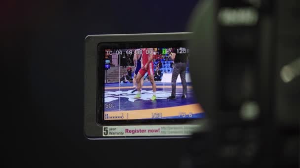 Cameraman con una fotocamera in competizioni di wrestling. Primo piano . — Video Stock