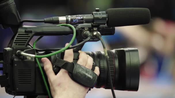 Cameraman con una fotocamera in competizioni di wrestling. Primo piano . — Video Stock